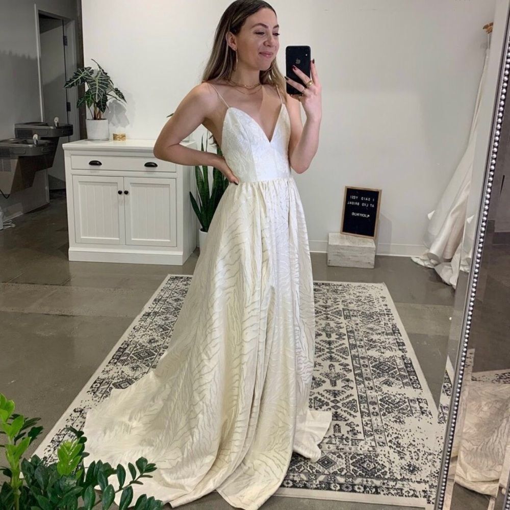 Truvelle Carolina Wedding Dress Gown A-Line Lace Up Size 8 - Sample Dress